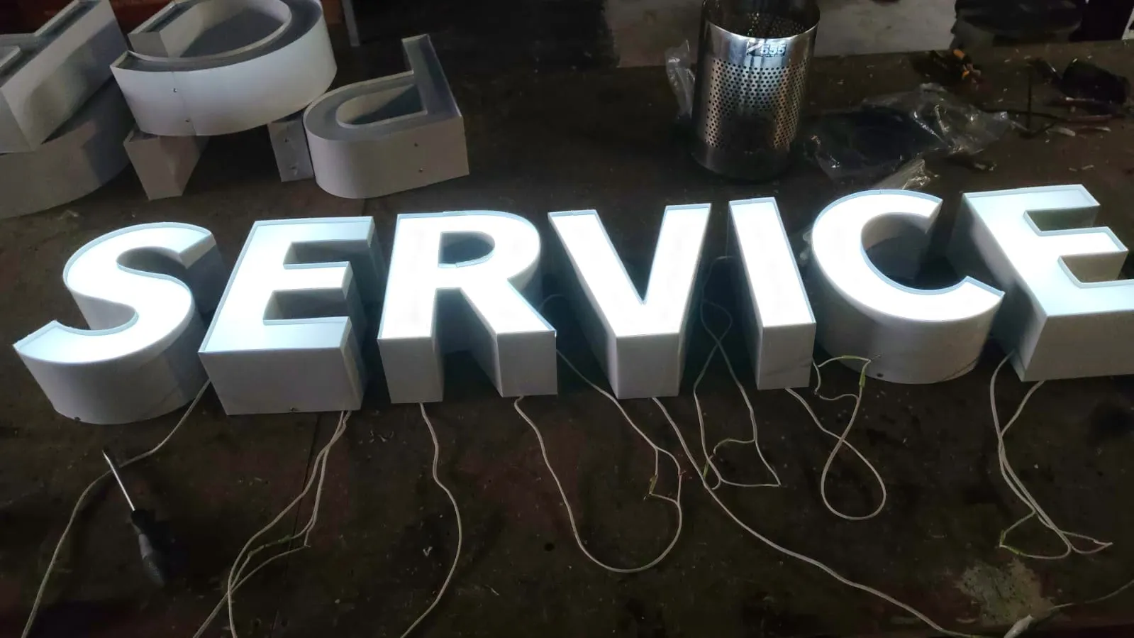 Equipo revisando diseño de marca